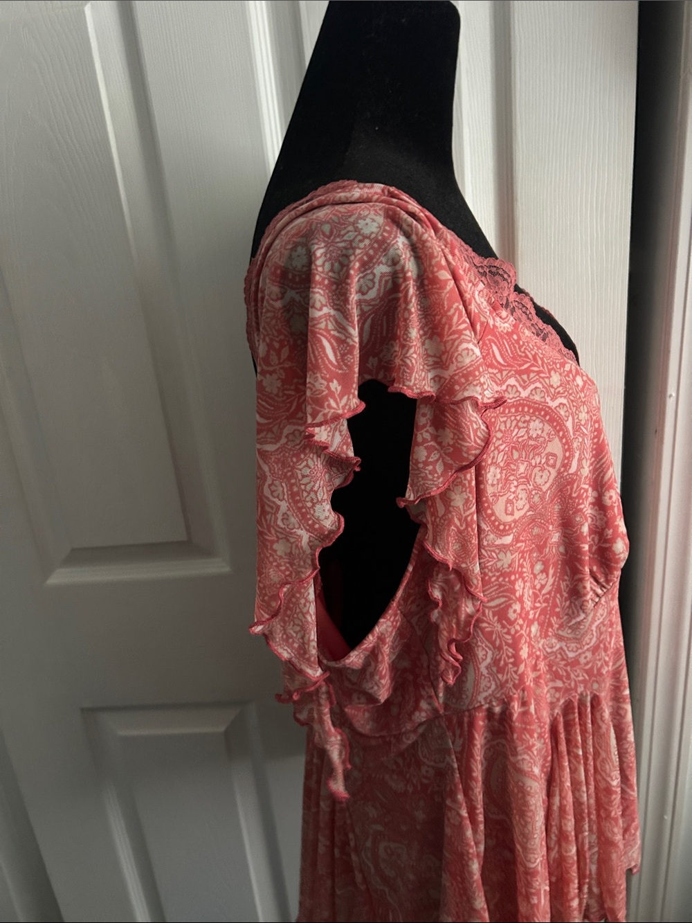 NWT 1X torrid Coral Pink Paisley Lace-Trim V-Neck Peplum Tunic - Picture 4 of 5